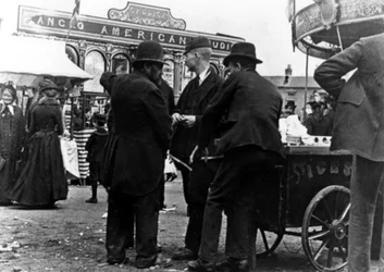 Parque de diversões na Market Street, Kidderminster, 1900
